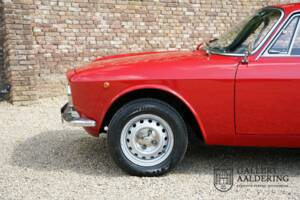 Image 22/50 of Alfa Romeo Giulia GT 1300 Junior (1975)
