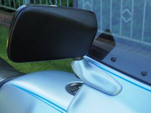 De voetjes van de spiegels gespoten in blauw zoals de motor uit de fabriek kwam