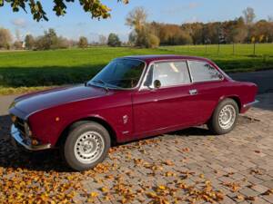 Afbeelding 6/8 van Alfa Romeo Giulia GT 1300 Junior (1971)