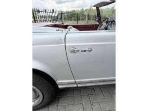 Image 18/50 of Mercedes-Benz 230 SL (1966)