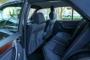 Image 11/50 of Mercedes-Benz 200 E (1992)