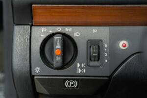 Bild 35/48 von Mercedes-Benz 200 CE (1990)