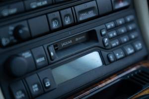 Image 33/46 of Jaguar XK8 4.0 (1998)