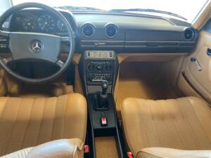 Immagine 26/91 di Mercedes-Benz 240 D (1981)