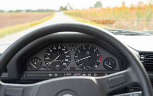 Image 55/80 of BMW 320i (1983)