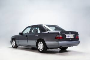 Bild 8/30 von Mercedes-Benz E 280 Unikat (1994)