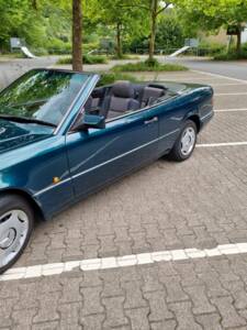 Afbeelding 22/38 van Mercedes-Benz E 200 (1995)