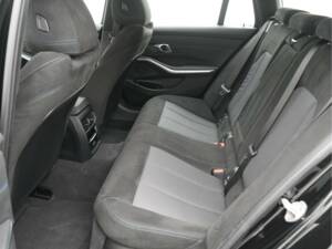 Image 13/50 of BMW 330i xDrive Touring (2025)