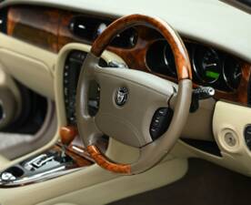 Image 34/50 of Jaguar XJ 8 4.2 (2007)
