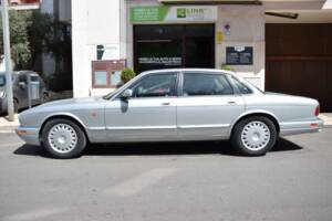 Image 23/33 of Jaguar XJ6 3.2 Executive (1995)