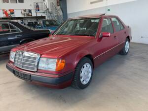 Image 2/21 of Mercedes-Benz 230 E (1992)
