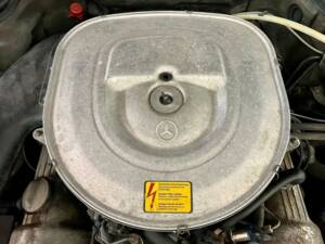 Image 28/30 of Mercedes-Benz 380 SE (1985)