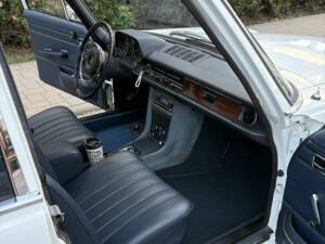 Image 2/8 of Mercedes-Benz 250 (1970)