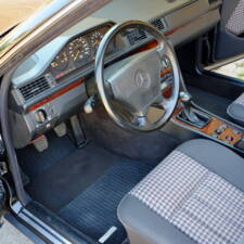 Image 88/171 of Mercedes-Benz E 220 (1994)