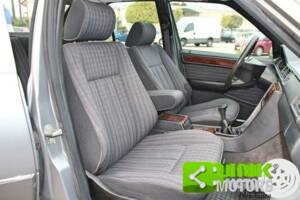 Bild 4/10 von Mercedes-Benz E 200 (1994)
