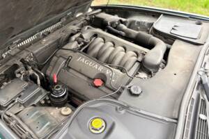 Image 13/14 of Jaguar XJ 8 Executive (1998)