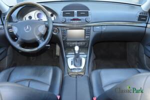 Image 12/50 of Mercedes-Benz E 500 T (2004)