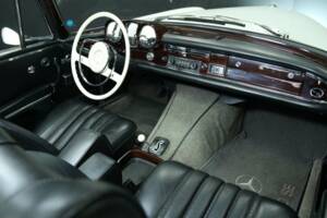 Image 18/30 of Mercedes-Benz 250 SE (1966)