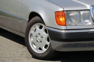 Image 26/39 of Mercedes-Benz 300 CE-24 (1992)