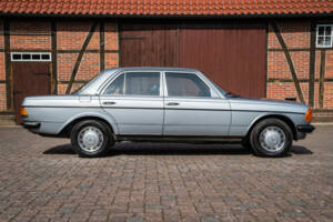 Image 11/38 of Mercedes-Benz 300 D (1981)