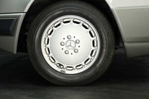 Afbeelding 50/50 van Mercedes-Benz 230 CE (1988)