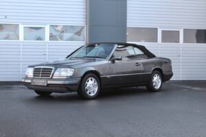 Image 1/31 of Mercedes-Benz E 200 (1996)