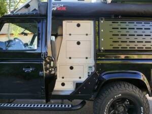 Image 24/50 of Land Rover Defender 110 (1900)