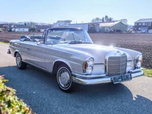 Afbeelding 2/24 van Mercedes-Benz 220 SE b (1964)