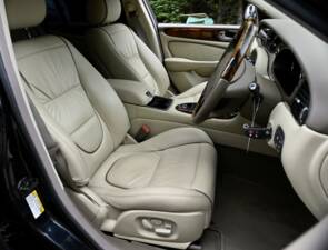 Image 26/50 of Jaguar XJ 8 4.2 (2006)