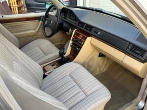 Afbeelding 9/14 van Mercedes-Benz 200 E (1989)