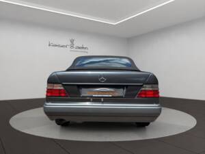 Imagen 7/24 de Mercedes-Benz E 220 (1993)