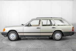 Bild 9/50 von Mercedes-Benz 230 TE (1987)