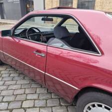 Immagine 37/162 di Mercedes-Benz 230 CE (1989)