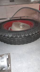 Ersatzrad und 1 von 3 Schläuchen