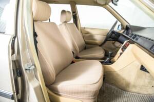 Bild 22/50 von Mercedes-Benz 230 TE (1987)