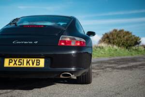 Image 23/50 of Porsche 911 Carrera 4 (2001)