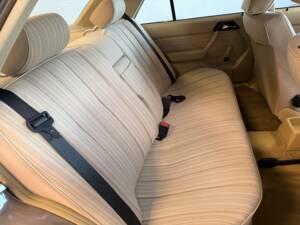 Afbeelding 15/36 van Mercedes-Benz 200 (1988)