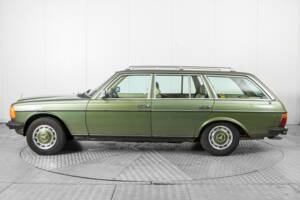 Afbeelding 9/50 van Mercedes-Benz 200 T (1982)