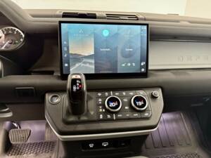 Image 16/25 of Land Rover Defender 110 D300 AWD (2022)