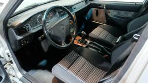 Bild 4/32 von Mercedes-Benz 190 E 1.8 (1991)