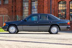Bild 13/26 von Mercedes-Benz 300 E (1991)