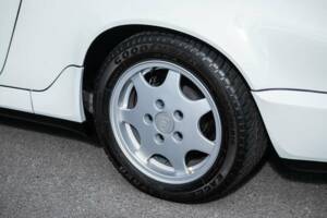 Image 16/38 of Porsche 911 Carrera 4 (1990)