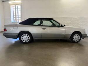 Imagen 11/27 de Mercedes-Benz E 200 (1995)