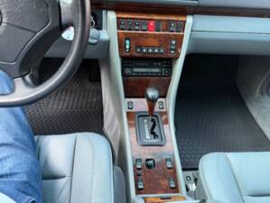 Image 14/27 of Mercedes-Benz E 500 (1994)