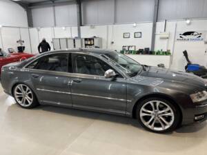 Bild 21/24 von Audi S8 V10 (2009)