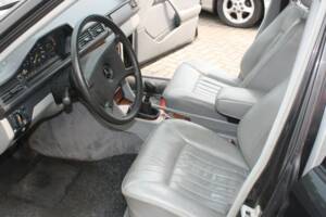 Immagine 3/13 di Mercedes-Benz 230 E (1986)