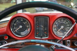 Image 21/50 of Mercedes-Benz 280 SE 3,5 (1970)