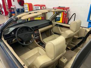 Bild 19/19 von Mercedes-Benz 320 CE (1992)