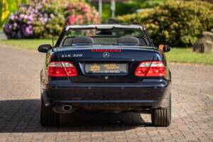 Bild 25/61 von Mercedes-Benz CLK 320 (2002)
