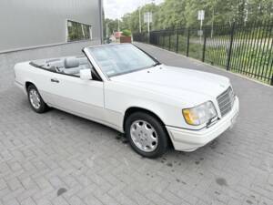 Imagen 9/41 de Mercedes-Benz E 320 (1995)